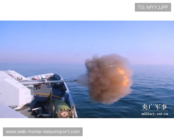 冲浪爱好者用无人机拍出“海上天使”画面