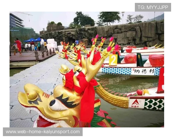 皮划艇赛选手在急流中上演“水上漂移”